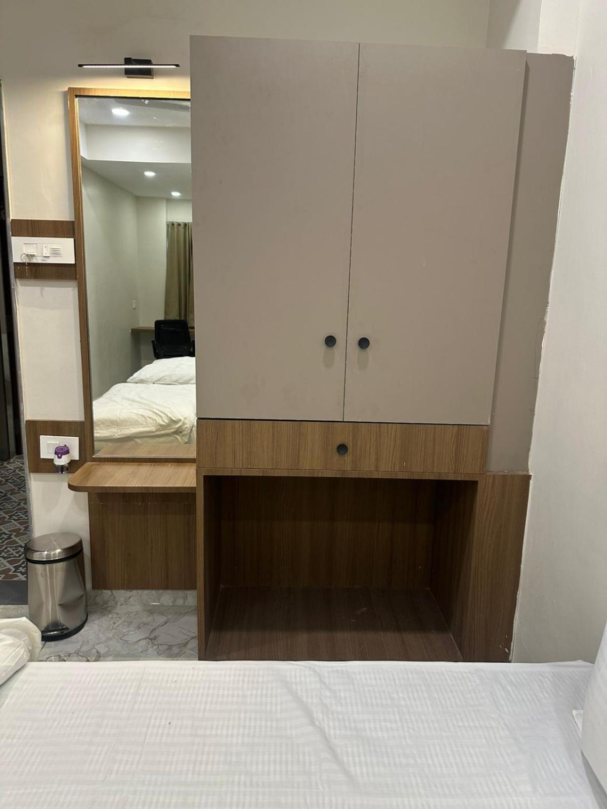 Hotel Fun N Food Bhuj Bagian luar foto