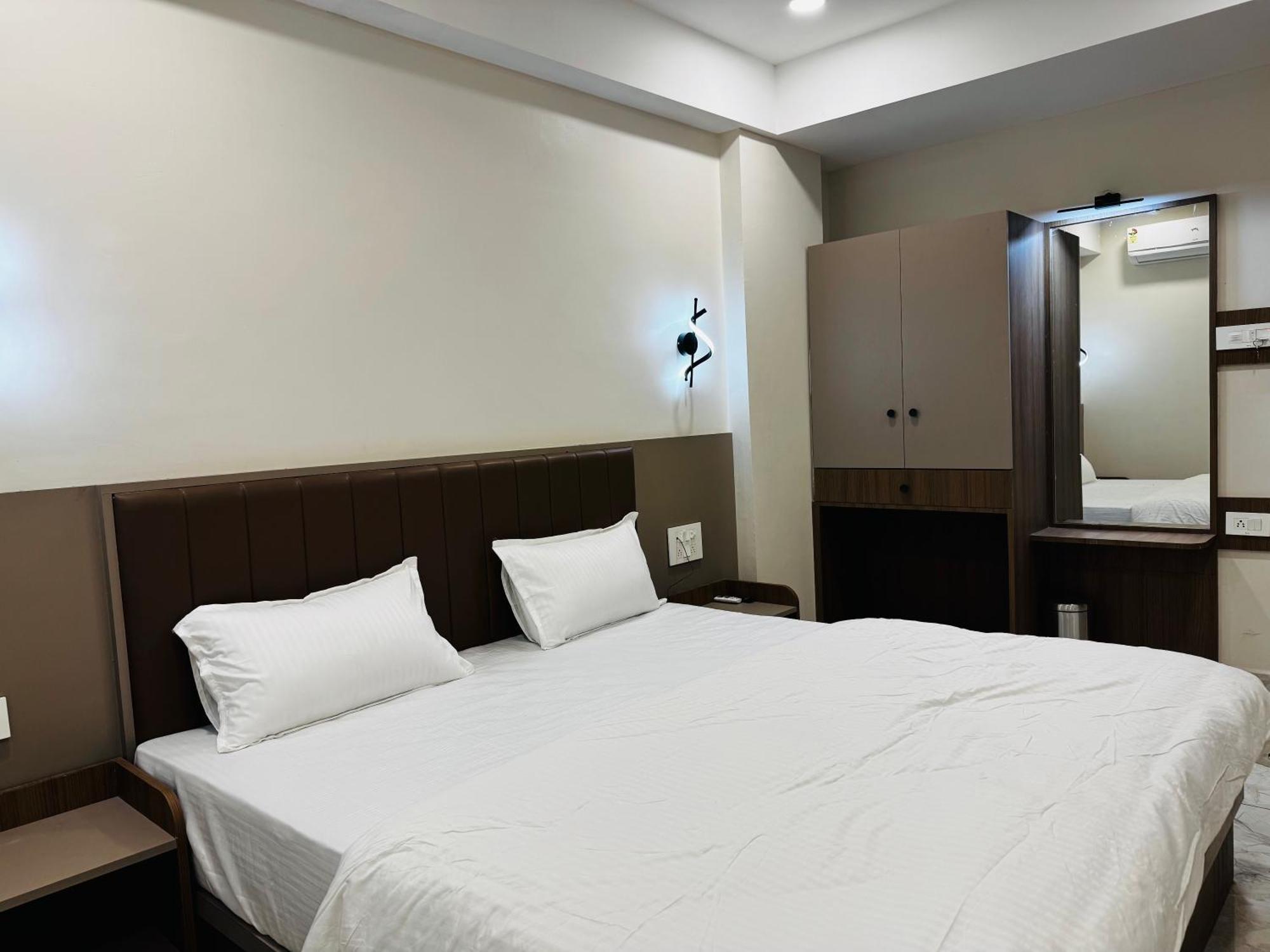 Hotel Fun N Food Bhuj Bagian luar foto