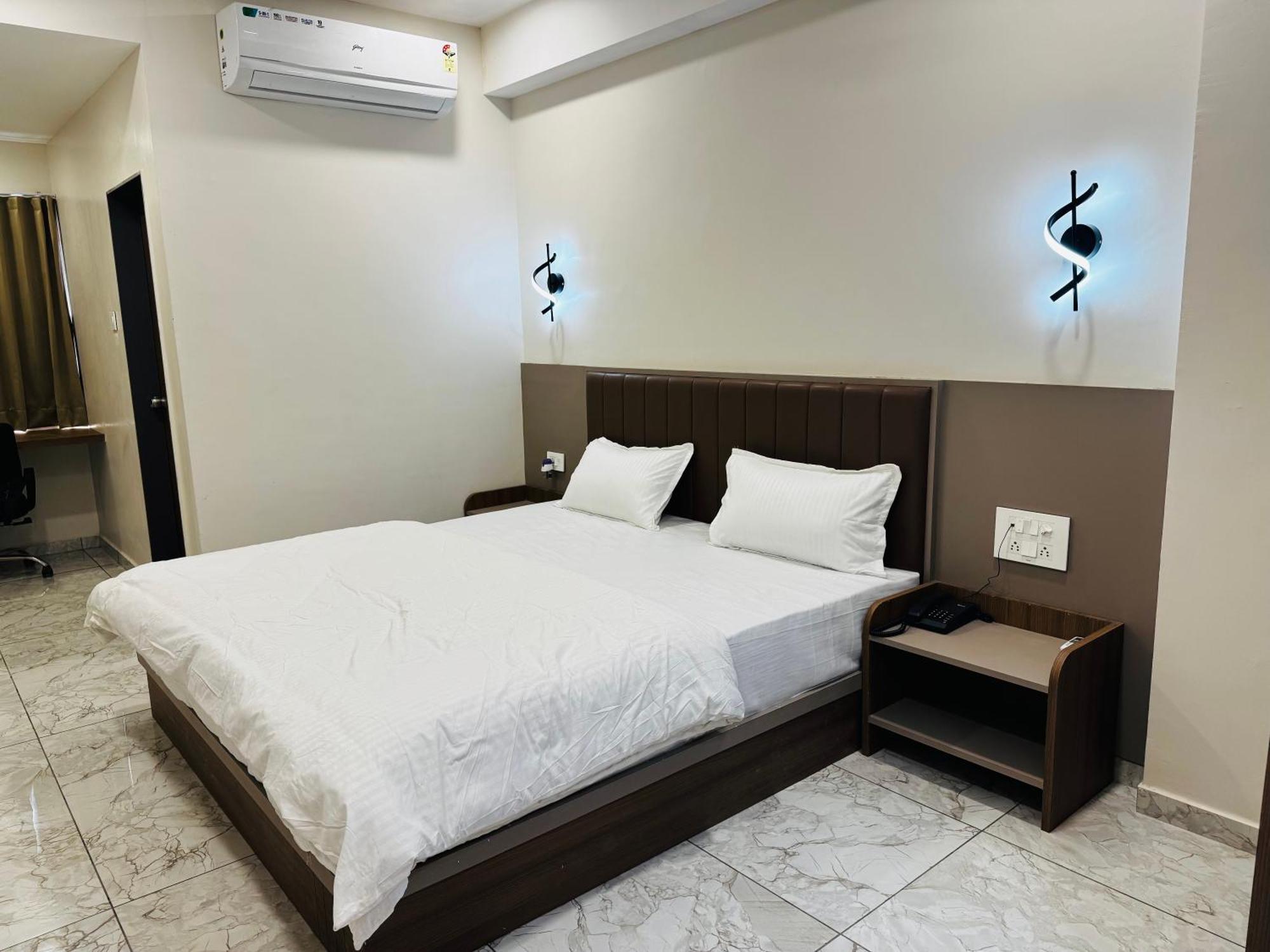 Hotel Fun N Food Bhuj Bagian luar foto