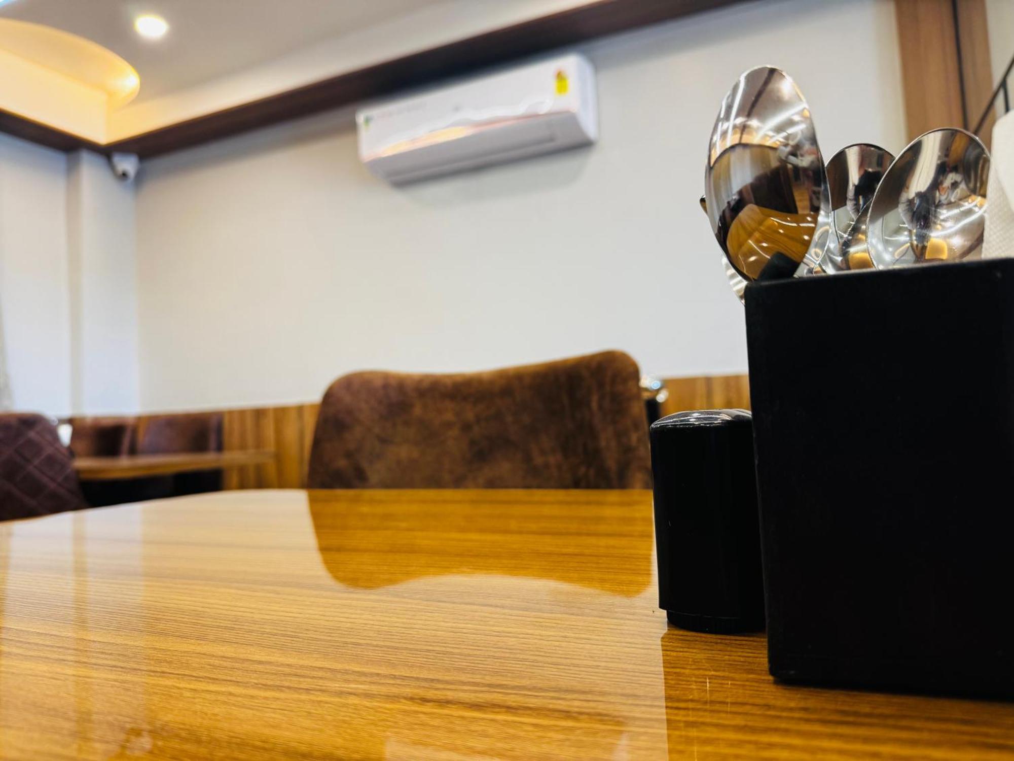 Hotel Fun N Food Bhuj Bagian luar foto