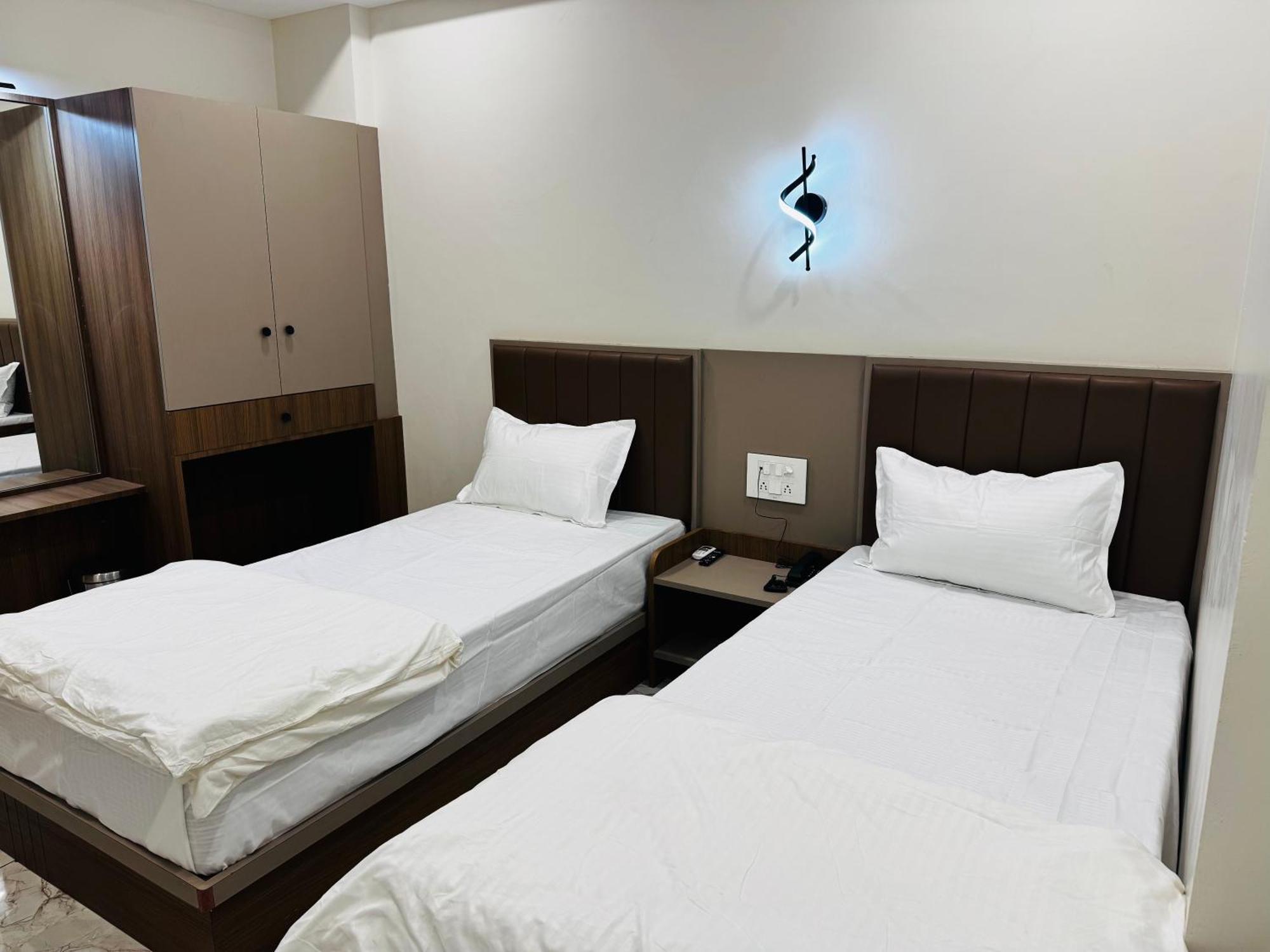 Hotel Fun N Food Bhuj Bagian luar foto