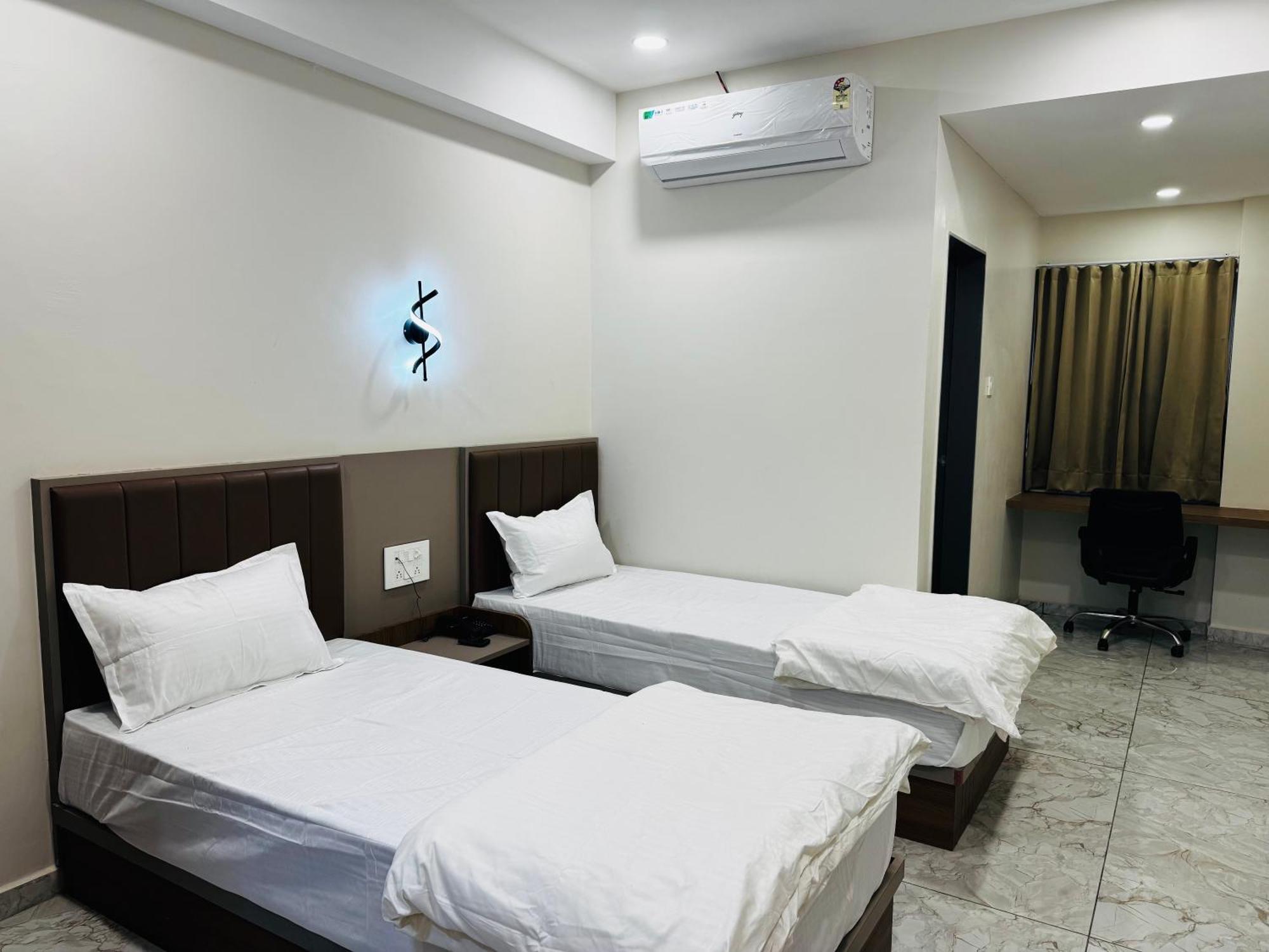 Hotel Fun N Food Bhuj Bagian luar foto