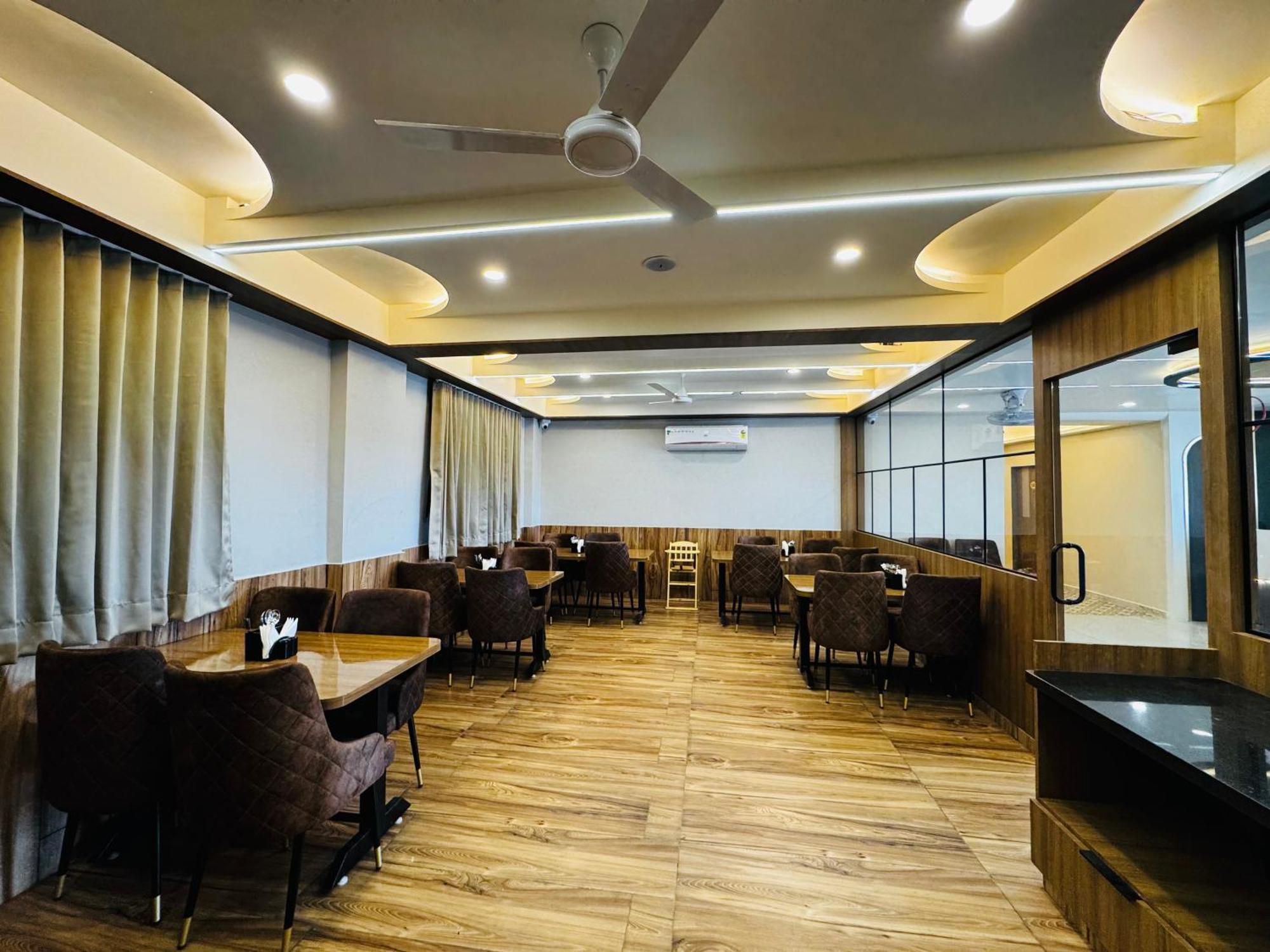 Hotel Fun N Food Bhuj Bagian luar foto