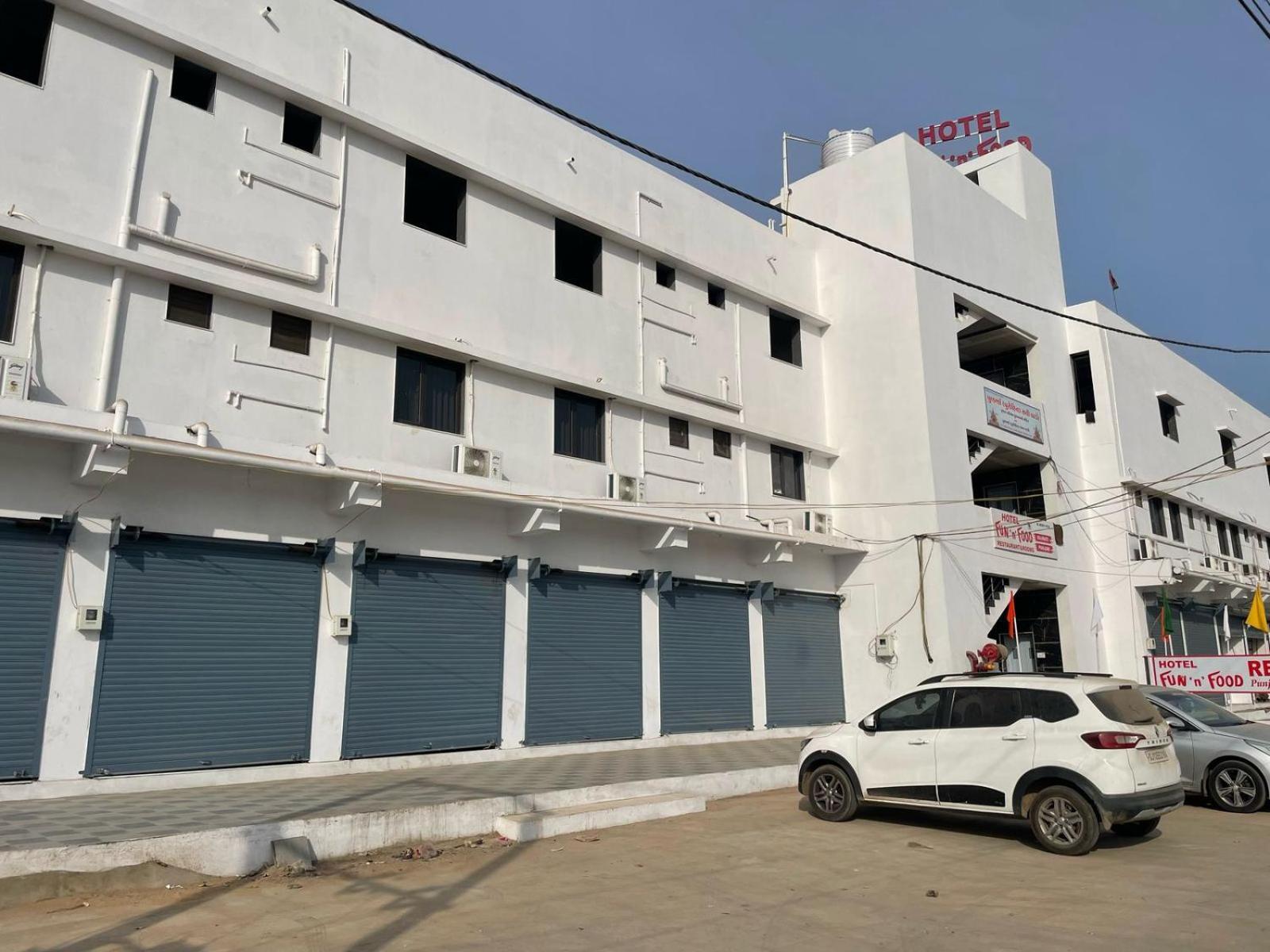 Hotel Fun N Food Bhuj Bagian luar foto